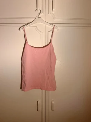Ljusrosa linne - Ett jätte fint och skönt rosa linne ifrån Primarket. Helt ny utan några problem!