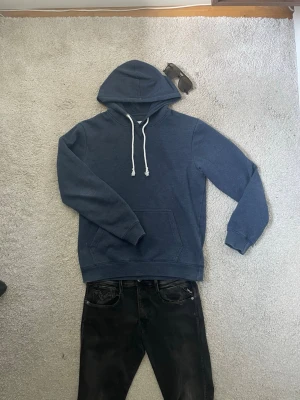 Mörkblå hoodie från Pier One - Slimfit storlek S