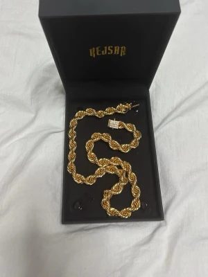 Guldfärgat repkedje-halsband Kejsar - Köpt ifrån kejsar 55cm med diamanter smyckeslåda medföljer priset går inte att diskuteras