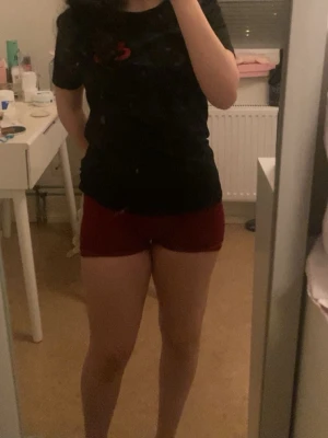 Mörkröda gym shorts - ett par röda träningsshorts med scrunch på rumpan. inte mina bilder