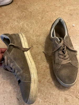 Beige sneakers från Vagabond - Säljer fina mocka skor från vagabond där de passar till en vardaglig stil. På bilden är de lite ofräscha men kan göra de rena och visa dem som är intresserade 