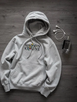 Grå hoodie från Maison Kitsuné - Snygg grå hoodie från Maison Kitsuné i nyskick. Storlek M. Äkta såklart.