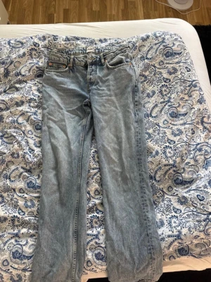 Ljusblå lågmidjade jeans  - Säljer ett par lågmidjade, lite baggy ljusblåa jeans från lager 157! Säljer då de inte kommer till användning så mycket längre. De ha lite slitningar längst ner på benet (se bild)  men annars inga defekter . Storlek S💕