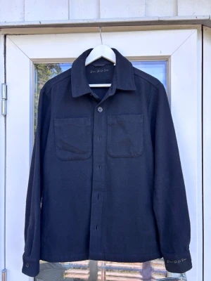 Donce de la sense overshirt - Overshirt från D’once De La Sense, cond 9/10 använd ett fåtal gånger. Storlek S, passar mig som är 180 och väger 76kg
