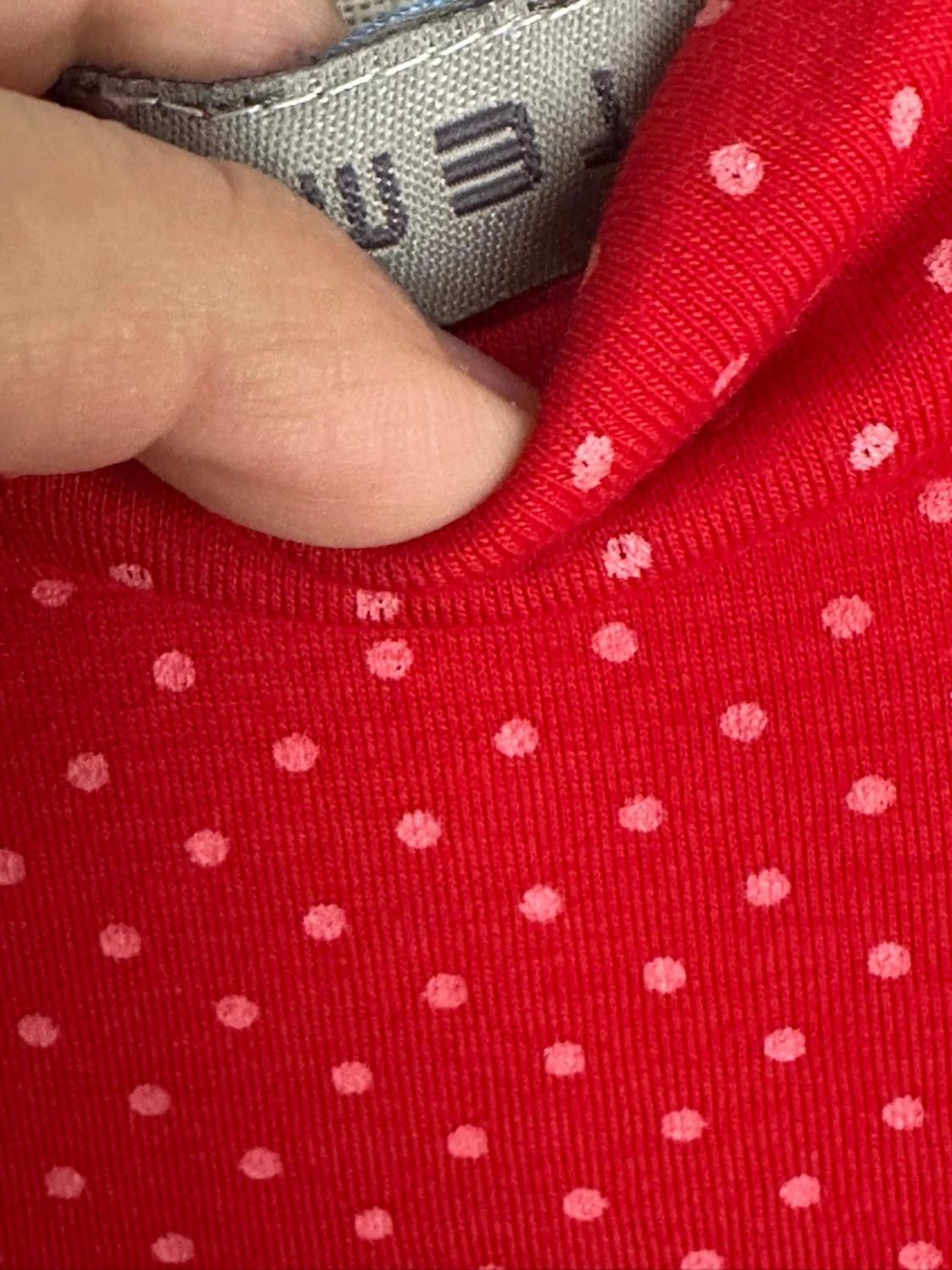 Röd prickig topp med krage - 2