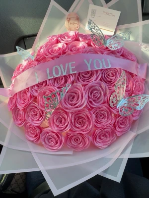 80 lyxiga rosa rosor - Säljer denna superfina stora bukett med 80 rosa rosor  Dekorerad med glitter, fjärilar och band – verkligen en lyxig-bukett och perfekt som present till någon speciell 🦋💗  💰 Nypris: 1300 kr Säljes för:  900kr priset kan diskuteras vid snabb affär.   Endast använd vid ett tillfälle och i fint skick. 📍 Hämtas i Örebro och ha med dig kontanter