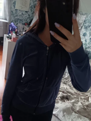 Blå y2k hoodie - Mysig blå hoodie i mjuk velour med dragkedja framtill och två stora fickor. Tröjan har huva med dragsko och ribbade muddar vid ärmslut och nederkant. Ger av en vintage y2k vibe. Säljer en i rosa också, båda för 120 kr. Pris kan diskuteras 💕