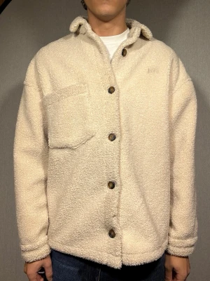 Zara fleece jacka S - Hej och välkommen till byTorén. Detta är en fleece jacka från Zara i storlek S med normal passform. Modell på bild är ca 182, 67kg. Plagget är i bra skick utan några defekter. Tveka inte på att höra av dig, även om det skulle vara minsta lilla;)