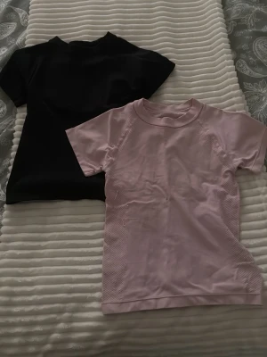 Träningstoppar - Två stycken jättefina figurnära träningstoppar, en rosa och en svart