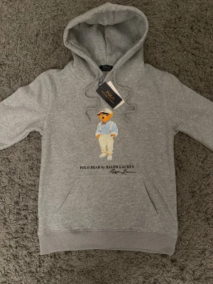 Polo bear Ralph lauren - Helt oanvänd, den är liten i storleken därmed passar den mer som S än M.