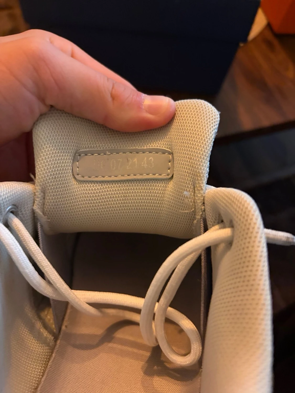 Beige sneakers med mesh och detaljer - 2