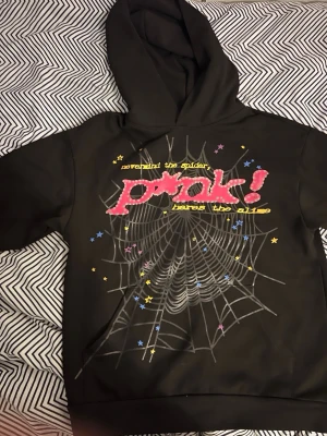 Svart Sp5der Hoodie ”PINK” - Säljer en fet svart sp5der hoodie, använd 2-3 gånger. Stl S