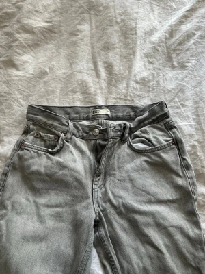 Lågmidjade jeans  - Säljer dessa superfina gråa lågmidjade jeans från Gina❤️