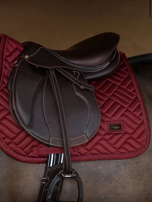 Vinrött ES schabrak  - Säljer ett vinrött schabrak från equestrian Stockholm i storlek full!🩵 Endast använt vid några tillfällen så i bra skick.