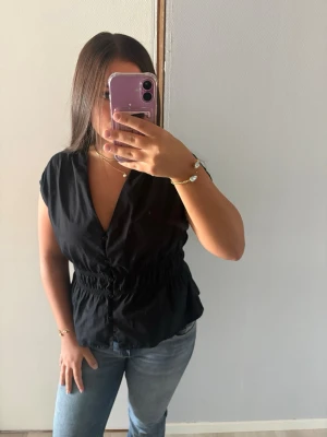 Blus  -  Säljer denna svarta blusen från Bikbok den är köpt och endast testad. Men har inte prislappen kvar.