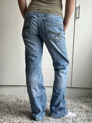 Vintage jeans - Midjemåttet är 34cm rakt över. 77cm innerbenslängd❣️