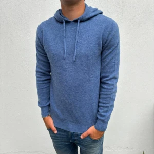 Kashmir/Merino hoodie - Blå Kashmir/Merino hoodie | Storlek XS |Modellen är 177cm lång, passar lite kortare | Endast använd 1 gång, därför toppskick | Hör av dig vid frågor🌟