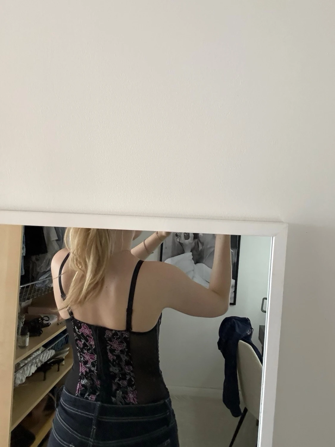 Svart body med rosa blommor - 2
