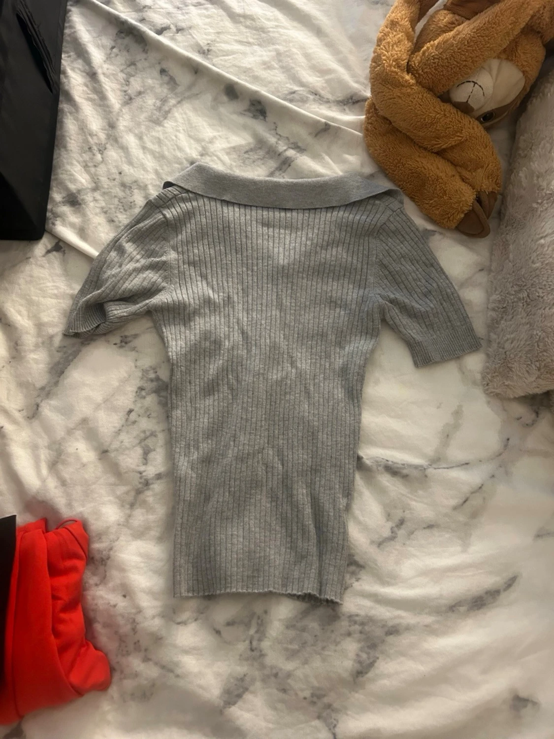 Grå ribbad polotopp med krage - 1