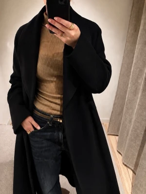 Vero Moda - Lång kappa  - Svart lång kappa från Vero Moda i storlek XS. Säljs i väldigt fint skick.                                                Nypris - 799 kr