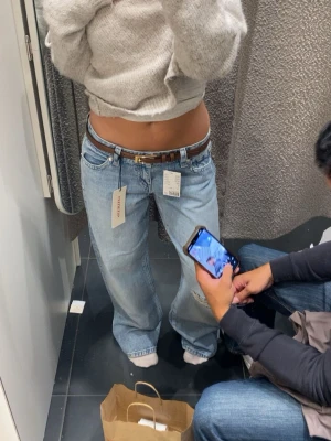 Ljusblå baggy jeans med låg midja - Säljer ett par ljusblå baggy jeans med låg midja och raka ben. Bälte ingår ej.❤️aldrig använt den köpt 