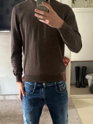 Brun långärmad sand cashmere tröja - En enkel och stilren brun långärmad tröja med rund halsringning. Tröjan har en rak passform och ribbade muddar vid ärmslut och nederkant. Perfekt att matcha med jeans för en avslappnad look. Sällsynt tröja med nytt pris på 1800kr knappt använd.