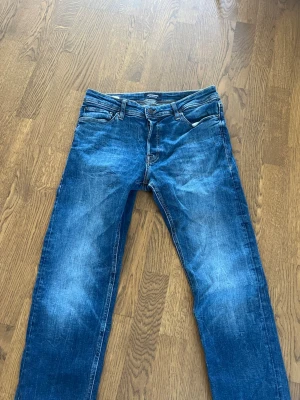 Jack And Jones Jeans - Riktigt feta Jack And Jones Jeans i topp skick. Använda ett fåtal gånger. Storlek: W32 L30. Bara att skriva ifall du vill veta något mer!