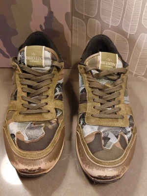 Valentino camo sneakers  i strl.41 - Välanvända Valentino Rockrunners strl.41 men som har mycket kvar att ge. Säljs pga har vuxit ur skorna. Slitna på insidan av hälen, se bild. 