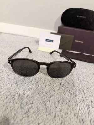Tom Ford/ Solglasögon  - Ett par riktigt fräscha Tom Ford model/ Dante 52J  Nästan helt oanvända och säljs pga att jag använder de för sällan  Köpta från vistaexpert för 3050 säljer (slutsålda i storlek 50) säljer nu för 1399