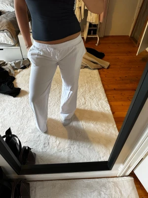 Linnebyxor  - Super snygga lågmindjade linnebyxor som jag köpte av en tjej på plick som syr egna. Med äkta och hög kvalité linne.   Innerbensmåttet är 86cm och midjemåttet 41cm Resår i midjan och snöre.  Aldrig använda, nyskick.   Kan få tvättad om så önskas. Bara att skriva om ni har några funderingar eller vill ha fler bilder!