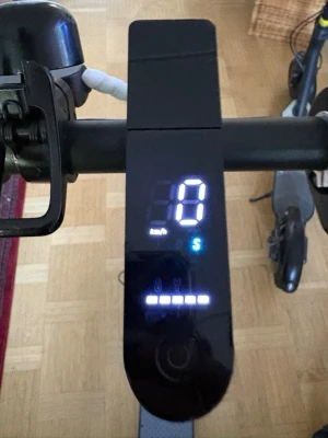 Digital display till elscooter - Säljer en svart elsparcykel.märket är xiaomi och köpte den för 4500 kr i netonnet för ungefär 5 år sedan men som sagt eftersom mina barn har förstört den ganska mycke så säljer jag den för 800 kr och den fungerar felfritt det är bara att däcket är sliten och grejen där bak e av men som sagt kör bra och åker 20 kmh i timmen och behövs sparcka upp till 5 laddare följs med och en hjälm.LÄS NOGRANT ANNONSEN KAN INTE FRAKTA DEN SÅ MÅSTE KOMMA TILL MIN ADRESS SÅ KÖP DEN INTE BARA SÅ OCH TRO ATT DEN KM