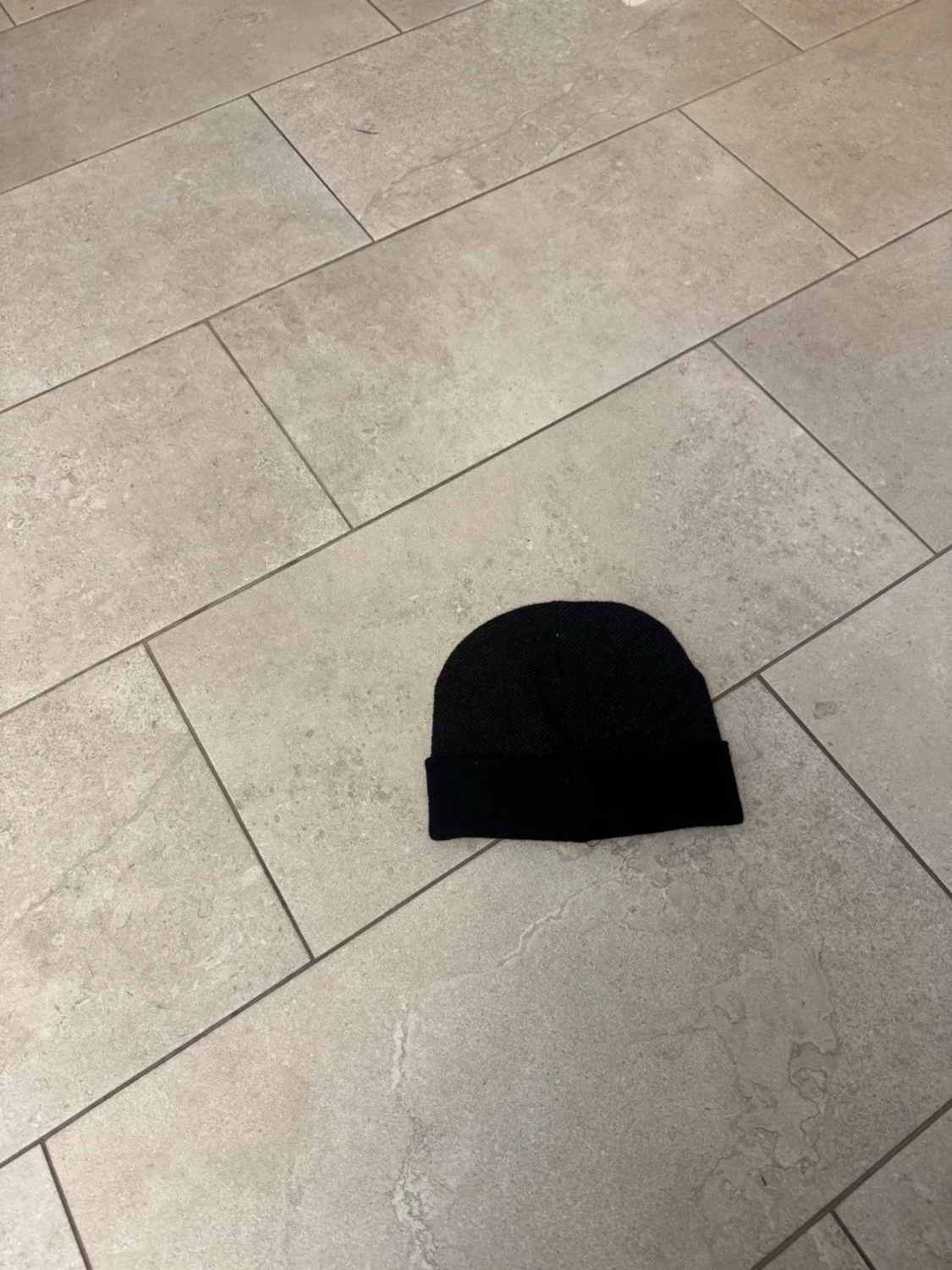 Svart ribbad mössa med patch - 1