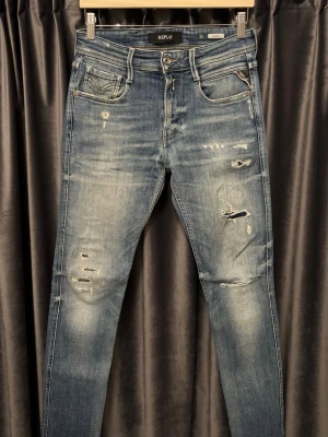 Replay anbass  - Replay anbass - skick 9/10, mycket bra skick! - storlek 29/32 - extremt feta replay jeans, bland de fetaste jag sett, snygga slitningar och wash - ingen av slitningarna går igenom förutom den på knät - hör av er vid frågor🙌