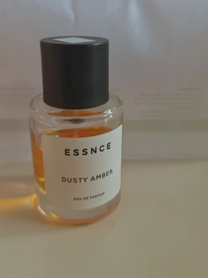 Dusty amber essnce  - Se bild för mängd. Stått förvarad mörkt