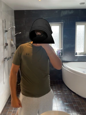 tränings-tshirt från Under Armour sällsynt modell - Snygg grön tränings-tshirt från Under Armour i storlek S. Tillverkad i ett lätt och snabbtorkande material med loose fit och korta ärmar. Perfekt för gymmet eller löprundan. Diskret logga på bröstet för en clean look. Äkta 