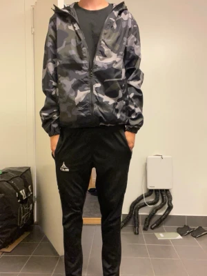 Camoflauge windbreaker  - Camo| Vindjacka| Lindfors/Non brand| XS| Nyskick| priset är ej satt!| perfekt för kyligare sommar dagar och hösten som kommer!