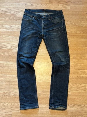 Nudie jeans - Säljer ett par jeans som va för små för mig. De är storlek 32/32 men jag tycker det sitter lite smått så om du är storleken under 32/32 borde den passa bra. De är ett litet slitage mellan skrevet som du ser i tredje bilden, de bara höra av dig om du har några frågar 