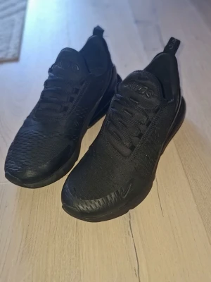 Nike 270 svarta sneakers med mesh - Nike 270 | strl 45 | fint skick förutom några detaljer se bilder. Samma detalj på bägge skorna 
