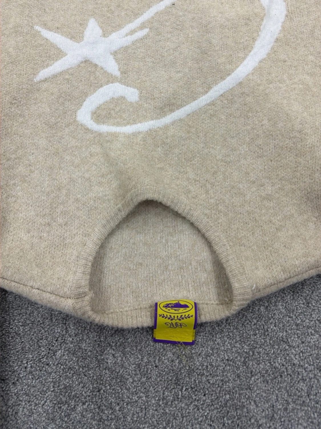 Beige stickad tröja med stjärntryck - 2