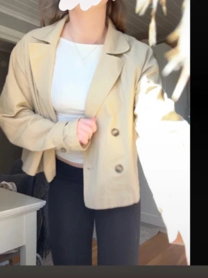 Snygg trendig trenchcoat från hm - Super fin trench coat som jag köpt på hm men använder ej längre storlek M
