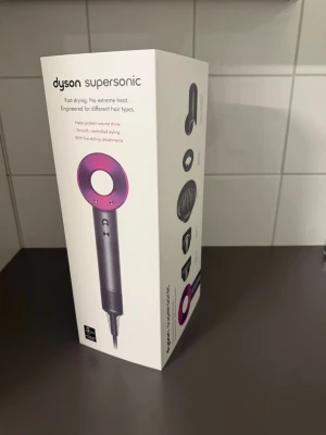 Dyson Supersonic hårfön lila/grå - Säljer en Dyson Supersonic hårfön i snygg lila och grå design. Kommer med flera stylingmunstycken som diffuser, gentle air och styling concentrator. Perfekt för att torka och styla håret snabbt och skonsamt med modern teknik.