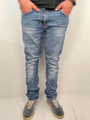 Nudie jeans lean dean  - Ett par sjukt feta nudie jeans. Super trendiga just nu! Size W 33 L34. Midja 45cm längd 111cm. Modell: lean dean. Modellen är 180cm. Skriv vid intresse eller frågor! 🤩