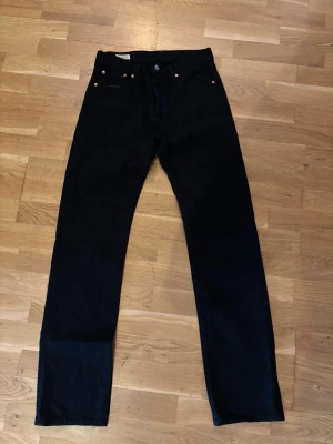 Levis 501  jeans - Säljer ett par svarta Levis  jeans med rak passform. Använda endast en gång.