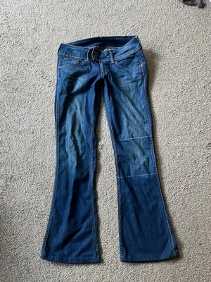 Lågmidjade jeans - Bra skick! Jag är 180, mått: midjemått rakt över 40-45 stretch grenhöjd 19 benöppning 24 innerbenslängd 80cm!