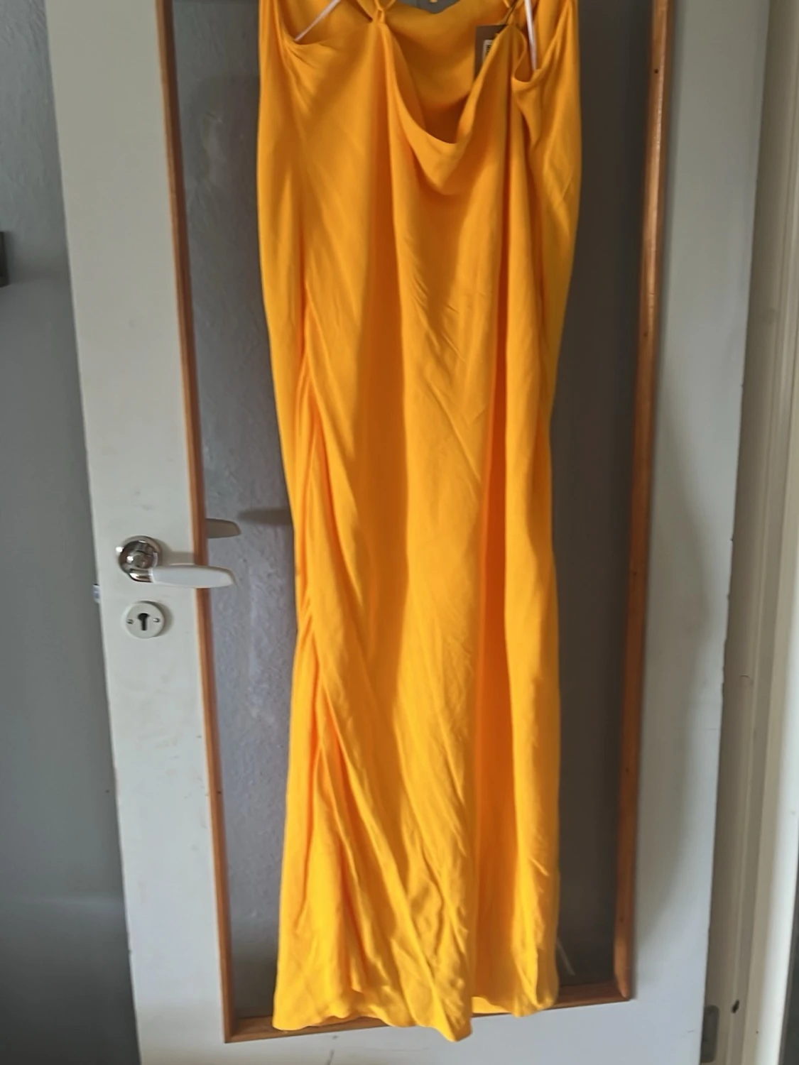 Gul långklänning med draperad front - 1
