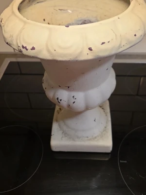 Shabby chic vit urna i lättbetong - Dekorativ urna i vitmålad lättbetong med klassisk form och detaljerad kant. Perfekt som inredningsdetalj eller för blommor. Urnan har en fyrkantig fot och en bred öppning upptill. Passar både ute och inne för dig som gillar vintagekänsla.