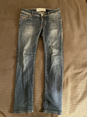 Jacob Cohën Jeans - Blåa Jacob cohen jeans som har en väldigt snygg tvätt, lagade vid skrevet men annars fint skick, modell J622, Hör av dig!😊mått kan ges