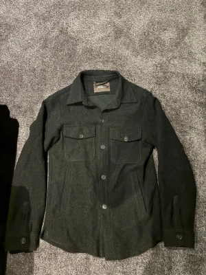 Svart overshirt från Oscar Jacobson - Svart overshirt från Oscar Jacobson. Nypris 1500kr. Storlek S. Jättebra skick.