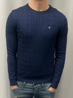 Morris tröja  - 100% merinoull i utmärkt skick, inga defekter | modellen är 185 cm och väger ca 75 kg och den sitter för tajt och kort.