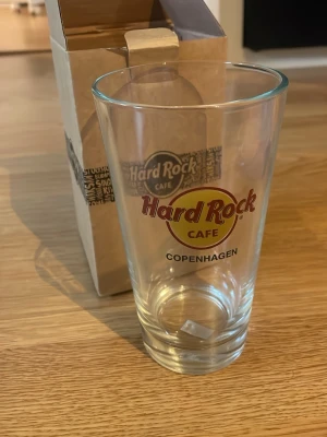Gard rock café glas - Ett Hard rock café glas från Köpenhamn i orginalförpackning. Aldrig använd.